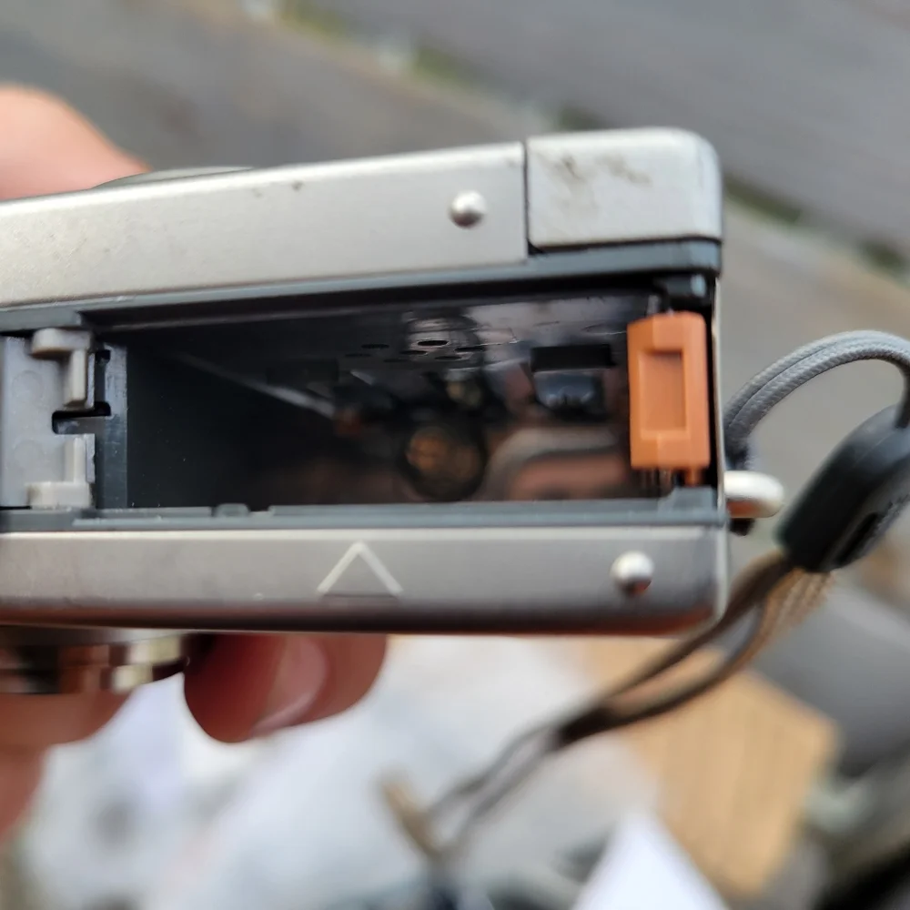 Canon PowerShot S230 3.2 Digital Camera Silver FOR PARTS ONLY Untested
